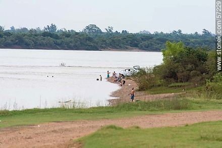 Salto Chico.  Baños en el río Uruguay - Departamento de Salto - URUGUAY. Foto No. 57229