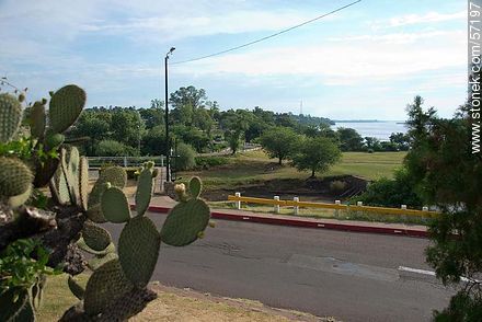 Vista a la Plaza Italia y al Río Uruguay desde la Plazoleta Roosevelt - Departamento de Salto - URUGUAY. Foto No. 57197