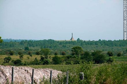 View from afar the pyramid and column of the monument on the Meseta de Artigas - Department of Paysandú - URUGUAY. Photo #57330