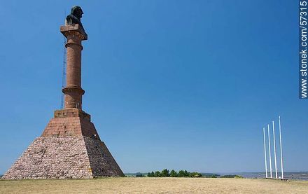 Imponente busto a Artigas mirando al río Uruguay - Departamento de Paysandú - URUGUAY. Foto No. 57315