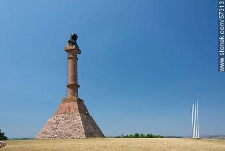 Imponente busto a Artigas mirando al río Uruguay. Se aprecia una persona al pie del basamento. - Departamento de Paysandú - URUGUAY. Foto No. 57313
