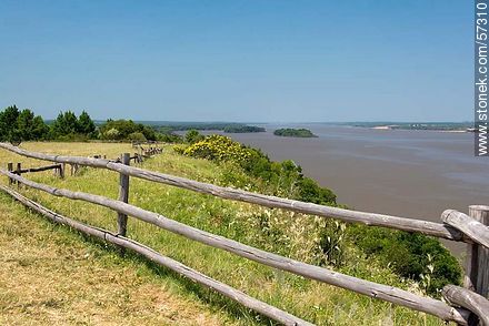 Vista al río Uruguay desde la Meseta de Artigas - Departamento de Paysandú - URUGUAY. Foto No. 57310