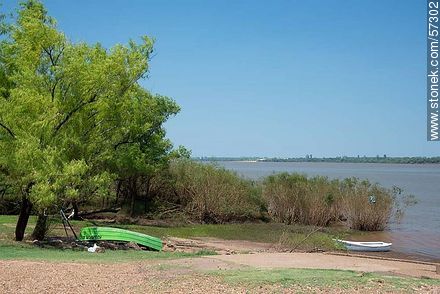 Costa al pie de la Meseta de Artigas. Enfrente, la costa argentina. - Departamento de Paysandú - URUGUAY. Foto No. 57302