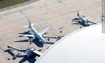 Vista aérea. Aviones de Tam y Air France - Departamento de Canelones - URUGUAY. Foto No. 57343