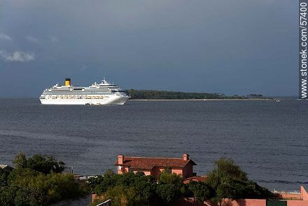 Cruise Costa Fascinosa front of Isla Gorriti  - Punta del Este and its near resorts - URUGUAY. Foto No. 57400