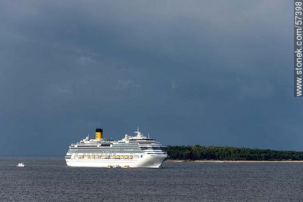 Crucero Costa Fascinosa frente a la isla Gorriti - Punta del Este y balnearios cercanos - URUGUAY. Foto No. 57398