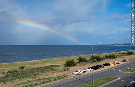 Arco iris sobre playa Mansa - Punta del Este y balnearios cercanos - URUGUAY. Foto No. 57395