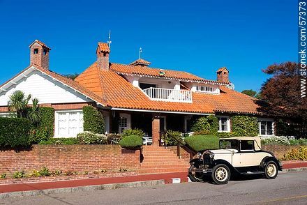 Antiguo Ford cabriolet frente a una residencia de la penìnsula - Punta del Este y balnearios cercanos - URUGUAY. Foto No. 57373