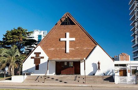 Iglesia Nuestra Señora de Fátima en la Av. Chiverta - Punta del Este y balnearios cercanos - URUGUAY. Foto No. 57361