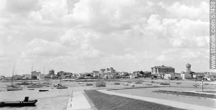 Vista antigua del puerto desde la explanada de la aduana. A la derecha el edificio Plaza. - Punta del Este y balnearios cercanos - URUGUAY. Foto No. 57438