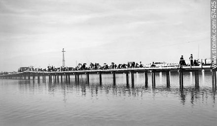 Muelle con pescadores en playa Mansa - Punta del Este y balnearios cercanos - URUGUAY. Foto No. 57425