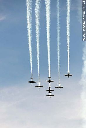 Aerobatics flight formation of the Brazilian Fumaça Escuadrilha Squadron with Embraer EMB 312 Tucano airplanes falling into a tailspin. - Department of Montevideo - URUGUAY. Photo #57574