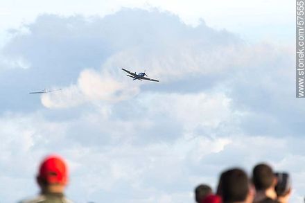 Avión Tucano de la Escuadrilha da Fumaça realizando acrobacias aeronáuticas con humo - Departamento de Montevideo - URUGUAY. Foto No. 57555