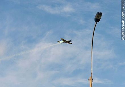 Avión Tucano de la Escuadrilha da Fumaça realizando acrobacias aeronáuticas con humo - Departamento de Montevideo - URUGUAY. Foto No. 57530