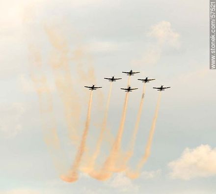 Vuelo acrobático en formación de la Escuadrilha da Fumaça de la Fuerza Aérea Brasileña con aviones Embraer EMB 312 Tucano - Departamento de Montevideo - URUGUAY. Foto No. 57521