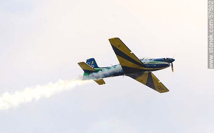 Avión Tucano de la Escuadrilha da Fumaça realizando acrobacias aeronáuticas con humo - Departamento de Montevideo - URUGUAY. Foto No. 57502