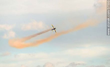 Avión Tucano de la Escuadrilha da Fumaça realizando acrobacias aeronáuticas con humo - Departamento de Montevideo - URUGUAY. Foto No. 57500
