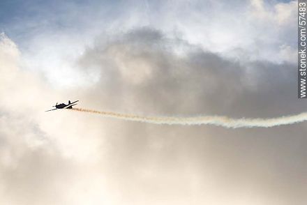 Avión Tucano de la Escuadrilha da Fumaça realizando acrobacias aeronáuticas con humo - Departamento de Montevideo - URUGUAY. Foto No. 57483