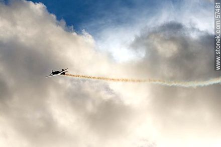 Fumaça Escuadrilha Tucano aircraft  performing aeronautical acrobatics with smoke - Department of Montevideo - URUGUAY. Photo #57481