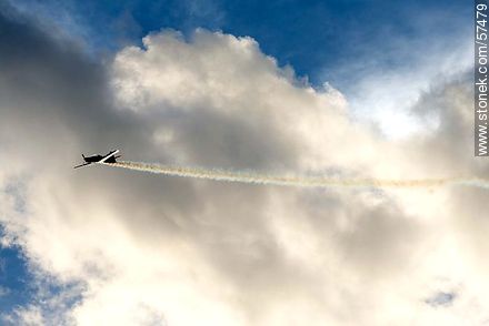 Avión Tucano de la Escuadrilha da Fumaça realizando acrobacias aeronáuticas con humo - Departamento de Montevideo - URUGUAY. Foto No. 57479