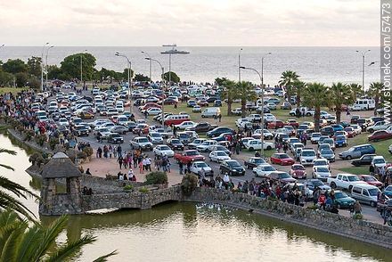 Multitud de automóviles en las canteras del Parque Rodó - Departamento de Montevideo - URUGUAY. Foto No. 57473