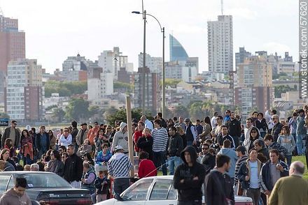 Crowd watching the aeronautical spectacle - Department of Montevideo - URUGUAY. Photo #57620