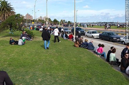 People awaiting the arrival of the aircraft - Department of Montevideo - URUGUAY. Foto No. 57730