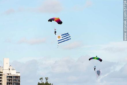 Paratroopers at the beginning of the show. Uruguayan flag. - Department of Montevideo - URUGUAY. Foto No. 57724