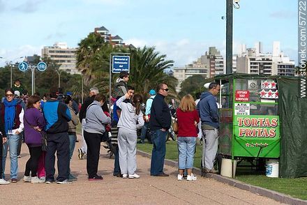 Line of people waiting for buying tortas fritas - Department of Montevideo - URUGUAY. Foto No. 57722