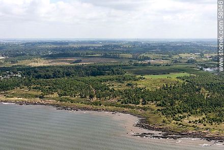 Vista aérea de costa rocosa al oeste de Montevideo - Departamento de Montevideo - URUGUAY. Foto No. 58046