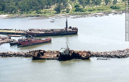 Recycling scrap ships in Pajas Blancas - Department of Montevideo - URUGUAY. Foto No. 58045