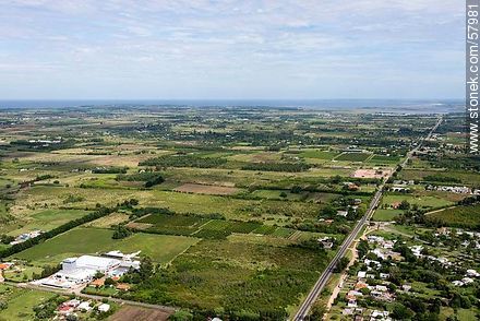 Vista aérea de la avenida Luis Batlle Berres - Departamento de Montevideo - URUGUAY. Foto No. 57981