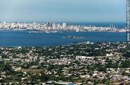 Vista aérea de la bahía de Montevideo - Departamento de Montevideo - URUGUAY. Foto No. 58177
