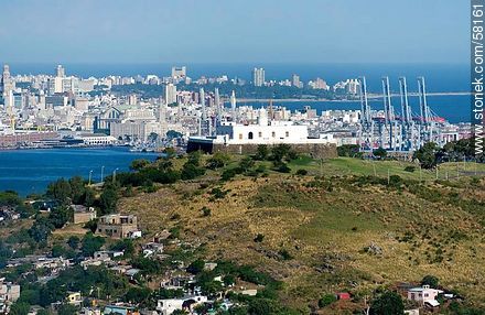 Vista aérea del Cerro, su fortaleza, la bahía y la ciudad de Montevideo - Departamento de Montevideo - URUGUAY. Foto No. 58161