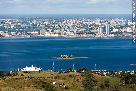 Vista aérea de la bahía y ciudad de Montevideo - Departamento de Montevideo - URUGUAY. Foto No. 58145