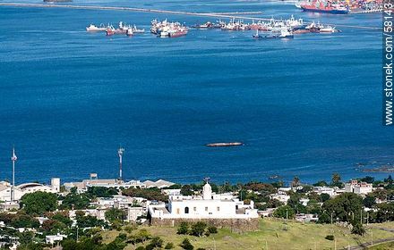 Vista aérea de la fortaleza del Cerro y barcos chatarra fuera del área portuaria - Departamento de Montevideo - URUGUAY. Foto No. 58143