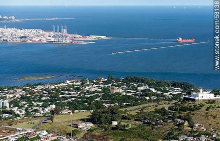 Vista aérea del Cerro, su fortaleza, la bahía y la ciudad de Montevideo - Departamento de Montevideo - URUGUAY. Foto No. 58138