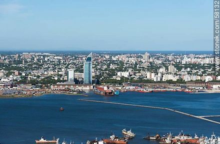 Vista aérea de la bahía y ciudad de Montevideo. Torre de las Telecomunicaciones (Antel) - Departamento de Montevideo - URUGUAY. Foto No. 58132