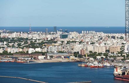 Vista aérea de rellenado de tierra para la construcción del accceso norte del puerto.  Al fondo las torres del World Trade Center Montevideo en el Buceo - Departamento de Montevideo - URUGUAY. Foto No. 58129