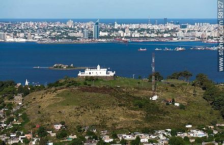 Vista aérea del Cerro, su fortaleza, la bahía y la ciudad de Montevideo - Departamento de Montevideo - URUGUAY. Foto No. 58127