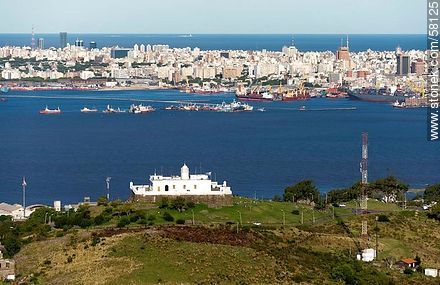Vista aérea del Cerro, su fortaleza, la bahía y la ciudad de Montevideo - Departamento de Montevideo - URUGUAY. Foto No. 58125
