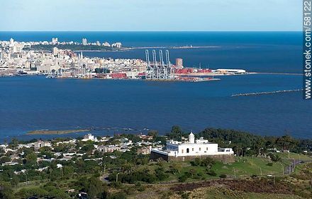 Vista aérea del Cerro, su fortaleza, la bahía y la ciudad de Montevideo - Departamento de Montevideo - URUGUAY. Foto No. 58122
