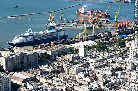 Edificios del Comando General de la Armada, Ministerio de Turismo, la calle Yacaré, crucero y barco de carga en el puerto. - Departamento de Montevideo - URUGUAY. Foto No. 58264