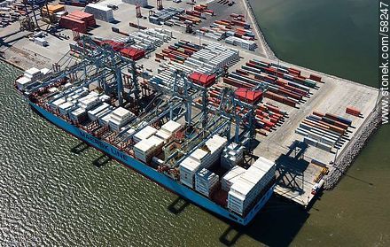 Vista aérea de las grúas de la Terminal Cuenca del Plata en operación de descarga de contenedores de un carguero de Maersk Line - Departamento de Montevideo - URUGUAY. Foto No. 58247