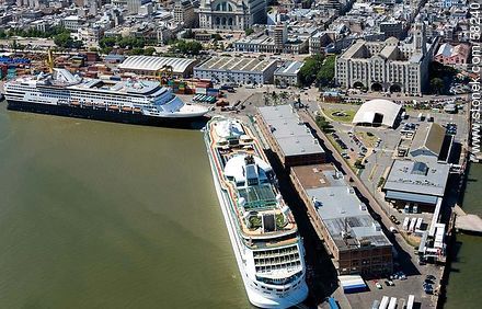 Vista aérea de cruceros turísticos en el Puerto de Montevideo - Departamento de Montevideo - URUGUAY. Foto No. 58240