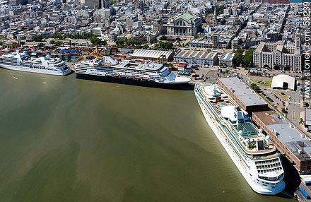 Vista aérea de cruceros turísticos en el Puerto de Montevideo - Departamento de Montevideo - URUGUAY. Foto No. 58239