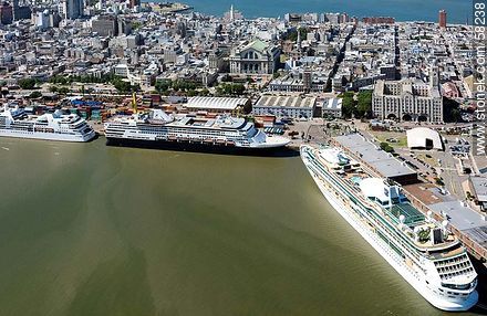 Vista aérea de cruceros turísticos en el Puerto de Montevideo - Departamento de Montevideo - URUGUAY. Foto No. 58238