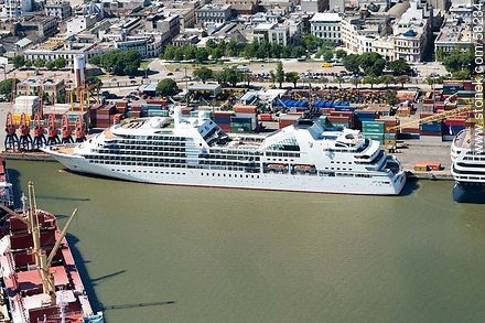 Vista aérea de un crucero atracado en el Puerto de Montevideo - Departamento de Montevideo - URUGUAY. Foto No. 58234
