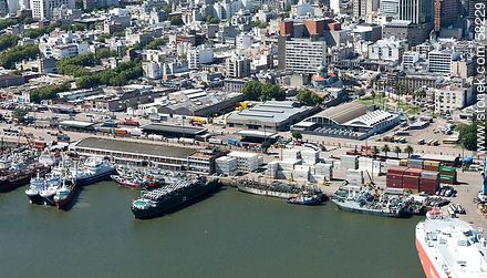 Barcos pesqueros y de transporte de automóviles - Departamento de Montevideo - URUGUAY. Foto No. 58229