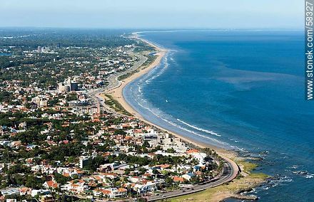 Vista aérea de la rambla y playa Carrasco hacia el este - Departamento de Montevideo - URUGUAY. Foto No. 58327